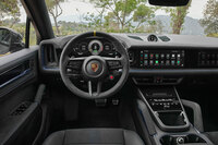 オプションのパッセンジャーディスプレイが選択された「カイエン ターボEハイブリッド クーペGTパッケージ」のインテリア。