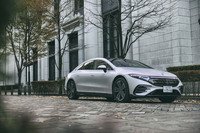 メルセデス・ベンツのなかで電動サルーンの最高峰と位置づけられる「EQS」。2024年11月には、新型の国内販売がスタートした。（※写真はすべてオプション装着車）