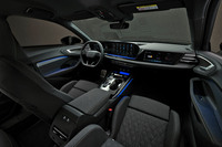 新型「A5」のインストゥルメントパネルまわり。大幅にデジタル化された操作インターフェイスや、2枚のスクリーンを備えた局面デザインのパノラマディスプレイなどは、最新のアウディに共通する特徴だ。