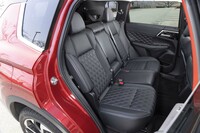 フロントだけでなく2列目シートにもヒーターを標準装備。座面は40：60分割でスライドし、背もたれは40：20：40分割で角度調整できる。