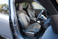 シートに限らず標準のインテリアはアルカンターラとヴェガンザ（ビーガンレザー）によるほぼレザーフリーの仕立てだ（ステアリングはレザー巻き）。