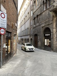 人気のない街路を「日産リーフ」のタクシーが音もなく走り去る。