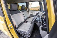 シートはグレージュとグレーの2トーンファブリックで、ソファのような質感と柔らかな触感が特徴。座面の角や背もたれの肩口など手をつきやすい箇所には、汚れが目立ちにくいグレーが配色されている。