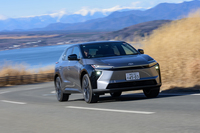 「Z」は容量74.69kWhの新しい駆動用リチウムイオンバッテリーを搭載。WLTCモードの一充電走行距離はFWDが746km、4WDが687kmだが、オプションの20インチタイヤ＆ホイールを装着するとそれぞれ673kmと622kmに低下する（今回の試乗車も該当）。