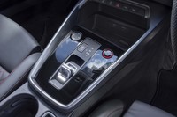 トランスミッションは7段のデュアルクラッチ式AT「Sトロニック」。赤で縁取られたエンジンスターターは「S3」専用だ。