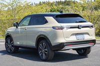 先代モデルよりもリアピラーが前傾しており、クーペ的な雰囲気が増している。