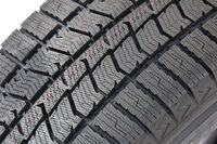 トレッドパターンでは、接地圧を分散させて密着性を高めるブロックパターンやサイプ（細溝）のデザインを採用。氷上での制動性能を高めている。