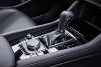 ダイヤルスイッチとその周囲のプッシュスイッチで構成された、マルチメディア関連のコントロール系。直感的な操作がしやすいスイッチの配置と大きさも、「マツダ3」の開発陣が設計上こだわった部分だという。