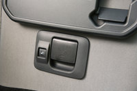 運転席のシートバックに備わるロングスライド機構の操作レバー。横に備わるスイッチを押さないと動かない仕組みとなっている。