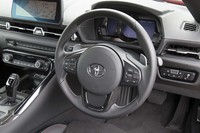 兄弟車の「BMW Z4」よりも細身のリムが採用されたステアリングホイール。ギアチェンジ用のシフトパドルはコラム固定式ではなく、リムとともに回るタイプ。