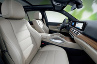 「GLE450d 4MATICスポーツ コア」のシート。表皮には「レザーARTICO」が採用される。内装色は「ブラック」「バヒアブラウン／ブラック」「マキアートベージュ／ブラック」の3種類から選択できる。（日本仕様は右ハンドル）