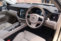 インテリアデザインは基本的に「V60」を踏襲。トリムレベルの異なる「T5 AWD」と「T5 AWDプロ」という2グレード展開となる。