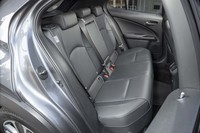 リアシートにもシートヒーターを完備。同じ「GA-C」プラットフォーム車でも「C-HR」にはない後席用エアコン吹き出し口が備わっている。