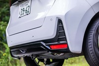 面の構成にこだわったというリアバンパーは、走行時に空気の巻き込みを抑え、旋回性能を向上させる。