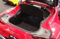 
	リアのラゲッジスペースには、ハッチバック式のバックドアを開閉してアクセスする。
	