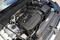 ガソリン仕様の上級グレードに搭載される、1.5リッター直4ガソリンターボエンジン。良好な燃費性能と、最大トルク250N・mというトルクフルなエンジン特性を両立している。（写真：荒川正幸）