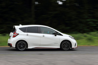 ホイールは「ノートNISMO S」用の17インチ純正アルミホイールを装着。タイヤはミシュランの「パイロットスポーツ4」が組み合わされている。