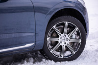 試乗車では8本スポークデザインの「ダイヤモンドカット／ブラック」の20インチホイールに、255/45R20サイズの「ピレリ・スコーピオン ウインター」タイヤがセットされていた。