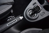 BRABUS専用のシフトノブやパーキングブレーキハンドルを装備する。