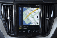 縦型9インチのタッチ式センターディスプレイ。画面右下をタップすることで、表示面積の拡大／縮小ができる。（写真をクリックすると表示バリエーションが見られます）