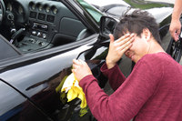 記者の相方をピカピカにしてくれた“さるバイパー乗りの御仁”。……モーニングクルーズでヘッドランプを磨いてくれたS氏といい、記者のバイパーは、記者以上に同志たちに大事にされている気がする。反省である。