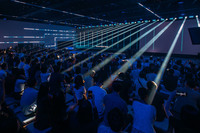 ステージの向かって左手から滑り込んできた「ポルシェ・タイカン」。いよいよアンベールの瞬間だ。