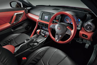 こちらは、アンバーレッドのレザーインテリア。シートカラーは「アーバンブラック」のみとなる。