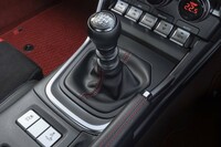 6段MTのユニット自体は先代から踏襲するが、レバーを斜めに操作した際の引っかかり感が解消されており、よりスムーズなギアチェンジが可能になった。