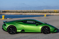 ボディーサイズは全長×全幅×全高＝4567×1933×1165mm。空力特性の改善に伴い、全長は61mm（資料上の記載。カタログ記載のスペックで比較すると47mm）拡大した。