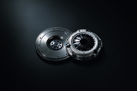 バランスどりされたフライホイールとクラッチカバーも装備。振動が少なく滑らかに吹け上がるレースカーのようなフィーリングを実現したという。