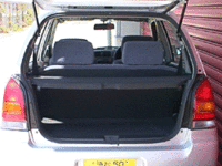 クリックすると後席が折りたたまれるさまが見られます。