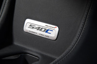 「540Cクーペ」の外装に車名を示すバッジやエンブレムの類いはなく、内装では、フローティング式センターコンソールの下、収納スペースの奥にプレートが装着されている。