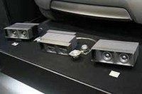 登場が待たれていたソニックデザイン／トレードインボックスの新型サブウーファー。A4サイズで厚さ10cmの本体は金属と合成樹脂で出来ている。上級モデルの「TBM-SW77」と普及機の「TBE-SW77」が用意される。