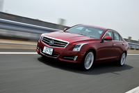「ATS」はキャデラックのボトムレンジを担うコンパクトセダン。2013年3月に発売された「ラグジュアリー」に続き、5月に上級グレードの「プレミアム」が追加された。
    
