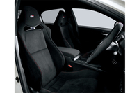 表皮がウルトラスエードの専用フロントシートが装着される。