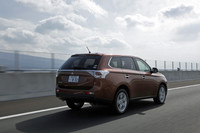 現在のところはガソリン車のみが販売される新型「アウトランダー」だが、2013年1月にはプラグインハイブリッド車の「アウトランダーPHEV」も発売予定。すでに予約受付が開始されている。