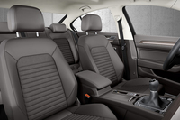 本革とアルカンターラのコンビシート。上級グレード「ハイライン」ならではの装備だ。
    