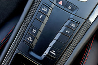 センターコンソールにはサーキット志向の「GT3 RS」ならではのボタンも。右下の「ピットスピード」ボタンはサーキット走行時、ピットレーンの最高速度超過を防止するオートマチック・スピードリミッターで、40～90km/hの範囲内で任意に設定できる。