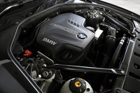 184psを発生する2リッター直4ターボエンジン。2.5リッター直6に比べ、最高出力は20psダウンしたが、最大トルクは2.0kgmアップしている。