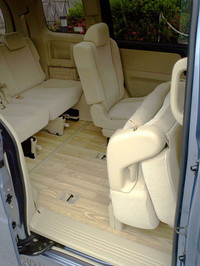 セカンドシートは6：4分割の折りたたみ式「タンブルシート」が標準。オプションで、回転機構がつく。