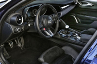 「クアドリフォリオ」のインテリアはご覧のとおりスパルタンな装い。ブラックレザー＆アルカンターラのトリムに、カーボンとアルミのアクセントが添えられている。