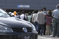 常に長蛇の列だったニューゴルフの試乗受け付け。展示車では、SUV「トゥアレグ」と「ニュービートルカブリオレ」の人気が高かった。