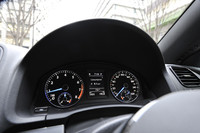 メータースケールは、300km/h。ブルーの指針は「R」ならではのディテールだ。