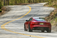 ジャガーFタイプ R AWD（4WD/8AT）／Fタイプ S クーペ（FR/6MT）【海外試乗記】の画像