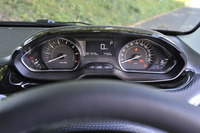 左がタコメーター（レッドゾーンは6200rpmから）で、右がスピードメーター（表示は220km/hまで）。