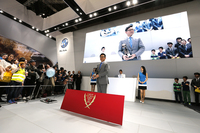 東京モーターショーのフォルクスワーゲンブースにて、来場者に「ゴルフ」のイヤーカー受賞を報告する、フォルクスワーゲン グループ ジャパン代表取締役社長の庄司 茂氏。
    