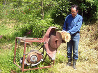 ファビオ医師による日曜大工の労作。「ベスパ」のエンジンカッター。
