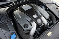 「S63 AMGクーペ」と「S63 AMG 4MATICクーペ」に搭載される5.5リッターV8ツインターボエンジンは585psと91.8kgmを発生する。