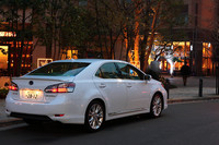 外観では、姉妹車の「トヨタSAI」とルーフを共用するが、それ以外は専用のものだという。SAIの平凡なリアビューに比べると、後ろ姿では明らかに「HS250h」の勝ちだと思う。
【テスト車のオプション装備】
225/45R18タイヤ＆アルミホイール＝3万7800円／プリクラッシュセーフティシステム＋レーダークルーズコントロール＋レーンキーピングアシスト＋ヘッドアップディスプレイ＝44万1000円／SRSエアバッグシステム後席再度エアバッグ＝3万450円／ワイドビューフロントモニター＋クリアランスソナー＝8万4000円／ムーンルーフ＝10万5000円／スポイラー＝9万4500円／“マークレビンソン”プレミアムサラウンドサウンドシステム＝22万5750円