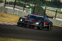 デモランを行う「日産GT-R ニスモGT500」。